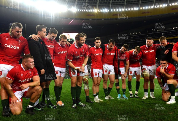 160722 - South Africa v Wales - Castle Lager Incoming Series 2022 Third Test - Dan Biggar of Wales talks to players at the end of the game