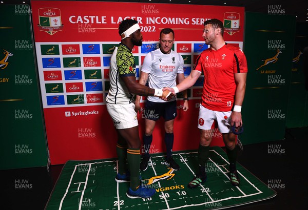 160722 - South Africa v Wales - Castle Lager Incoming Series 2022 Third Test - Siya Kolisi of South Africa, Referee Matthew Carley and Dan Biggar of Wales during the coin toss