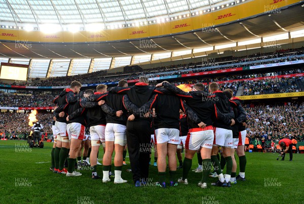 160722 - South Africa v Wales - Castle Lager Incoming Series 2022 Third Test - Wales players huddle