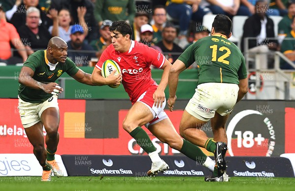 160722 - South Africa v Wales - Castle Lager Incoming Series 2022 Third Test - Louis Rees-Zammit of Wales looks for a way through
