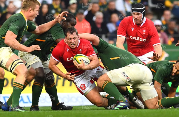 160722 - South Africa v Wales - Castle Lager Incoming Series 2022 Third Test - Ryan Elias of Wales is held