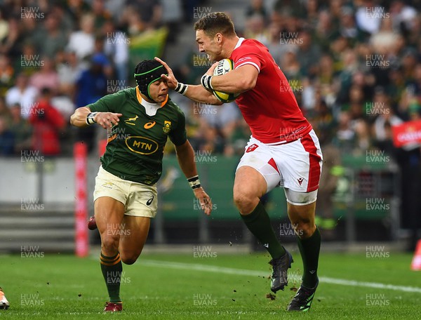160722 - South Africa v Wales - Castle Lager Incoming Series 2022 Third Test - George North of Wales gets away from Cheslin Kolbe of South Africa
