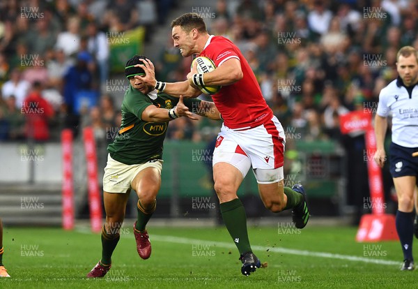 160722 - South Africa v Wales - Castle Lager Incoming Series 2022 Third Test - George North of Wales gets away from Cheslin Kolbe of South Africa