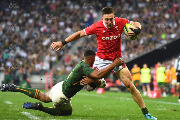 160722 - South Africa v Wales - Castle Lager Incoming Series 2022 Third Test - Josh Adams of Wales is tackled by Damian Willemse of South Africa