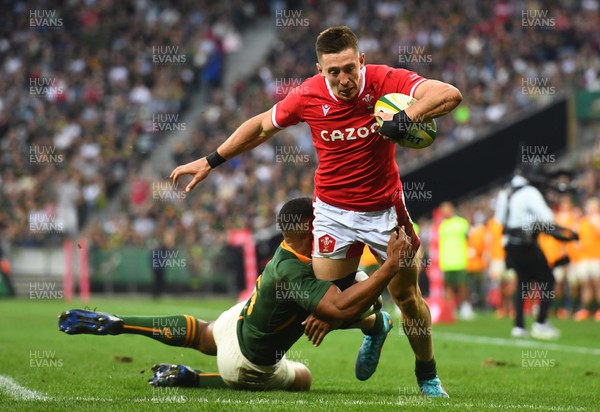 160722 - South Africa v Wales - Castle Lager Incoming Series 2022 Third Test - Josh Adams of Wales is tackled by Damian Willemse of South Africa