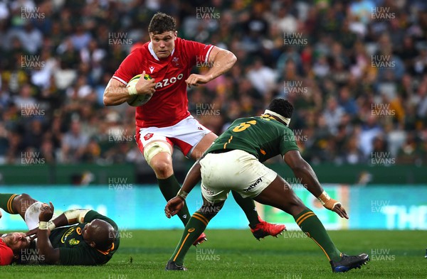160722 - South Africa v Wales - Castle Lager Incoming Series 2022 Third Test - Will Rowlands of Wales is tackled by Siya Kolisi of South Africa