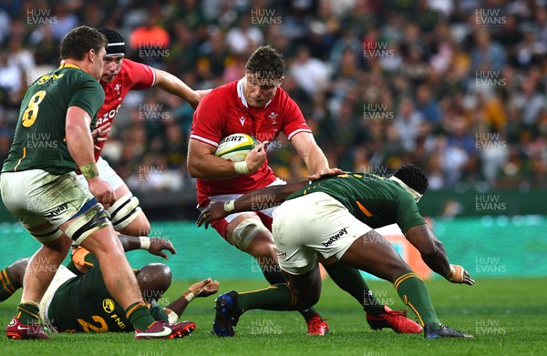 160722 - South Africa v Wales - Castle Lager Incoming Series 2022 Third Test - Will Rowlands of Wales is tackled by Siya Kolisi of South Africa