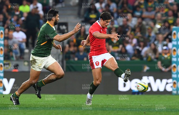 160722 - South Africa v Wales - Castle Lager Incoming Series 2022 Third Test - Louis Rees-Zammit of Wales chips through
