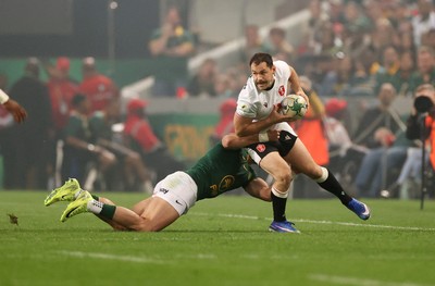 180726 - South Africa v Wales - Nations Championship - Tomos Williams of Wales is tackled by Jesse Kriel of South Africa 