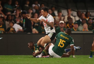 180726 - South Africa v Wales - Nations Championship - Louis Rees-Zammit of Wales collides with Vusi Moyo of South Africa 