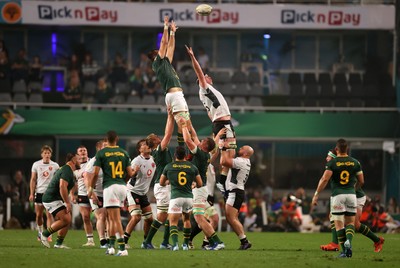 180726 - South Africa v Wales - Nations Championship - Ruben van Heerden of South Africa and Adam Beard of Wales go for the ball in the line out