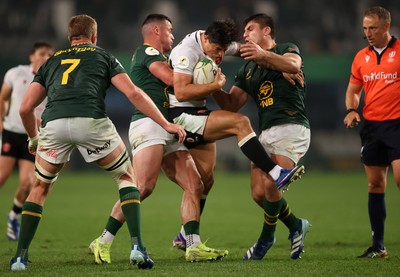 180726 - South Africa v Wales - Nations Championship - Louis Rees-Zammit of Wales is tackled by Jesse Kriel and Paul de Villiers of South Africa 