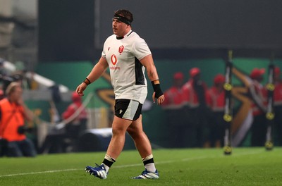 180726 - South Africa v Wales - Nations Championship - Ben Warren of Wales is shown a yellow card by Referee Andrew Brace 