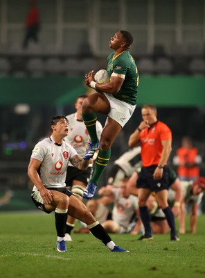 180726 - South Africa v Wales - Nations Championship - Damian Willemse of South Africa is challenged by Louis Rees-Zammit of Wales 