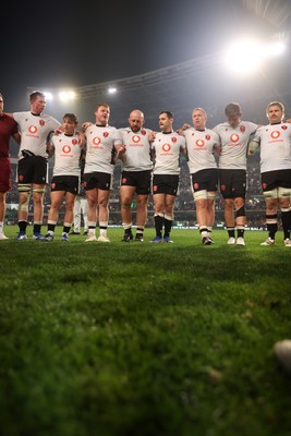 180726 - South Africa v Wales - Nations Championship - Dewi Lake of Wales speaks in the team huddle
