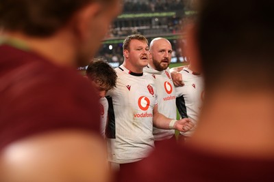 180726 - South Africa v Wales - Nations Championship - Dewi Lake of Wales speaks in the team huddle