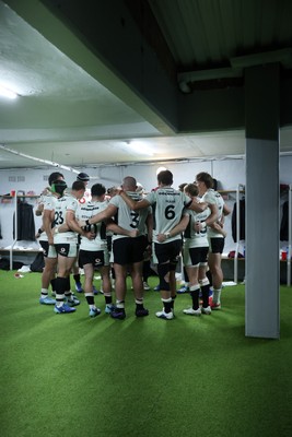 180726 - South Africa v Wales - Nations Championship - Wales team huddle