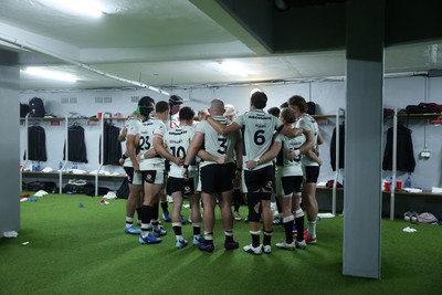 180726 - South Africa v Wales - Nations Championship - Wales team huddle