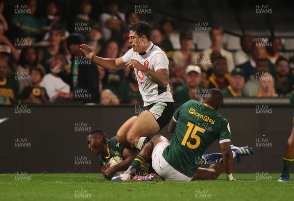 180726 - South Africa v Wales - Nations Championship - Louis Rees-Zammit of Wales collides with Vusi Moyo of South Africa 