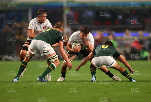 180726 - South Africa v Wales - Nations Championship - Teddy Williams of Wales is tackled by Pieter-Steph du Toit and Paul de Villiers of South Africa 