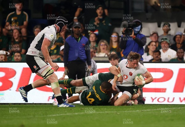 180726 - South Africa v Wales - Nations Championship - Ellis Mee of Wales is just short of the line