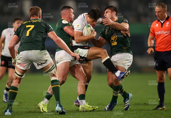 180726 - South Africa v Wales - Nations Championship - Louis Rees-Zammit of Wales is tackled by Jesse Kriel and Paul de Villiers of South Africa 