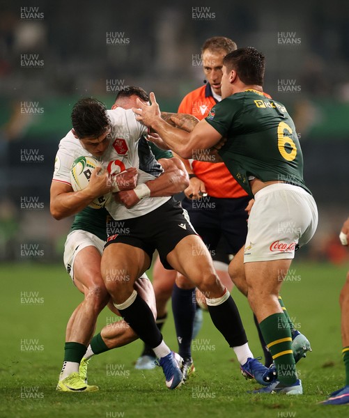 180726 - South Africa v Wales - Nations Championship - Louis Rees-Zammit of Wales is tackled by Jesse Kriel and Paul de Villiers of South Africa 