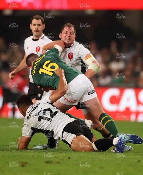 180726 - South Africa v Wales - Nations Championship - Andre-Hugo Venter of South Africa is tackled by Ben Thomas and Ryan Elias of Wales 