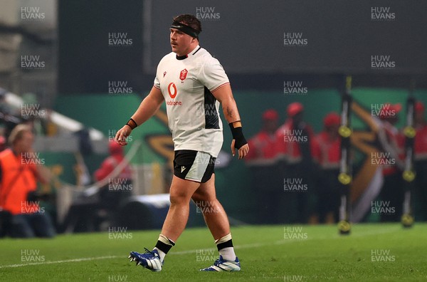 180726 - South Africa v Wales - Nations Championship - Ben Warren of Wales is shown a yellow card by Referee Andrew Brace 