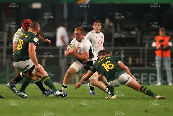 180726 - South Africa v Wales - Nations Championship - Tommy Reffell of Wales is tackled by Andre-Hugo Venter of South Africa 