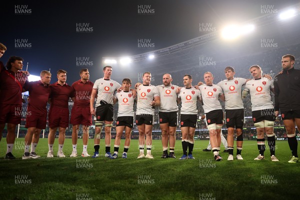 180726 - South Africa v Wales - Nations Championship - Dewi Lake of Wales speaks in the team huddle