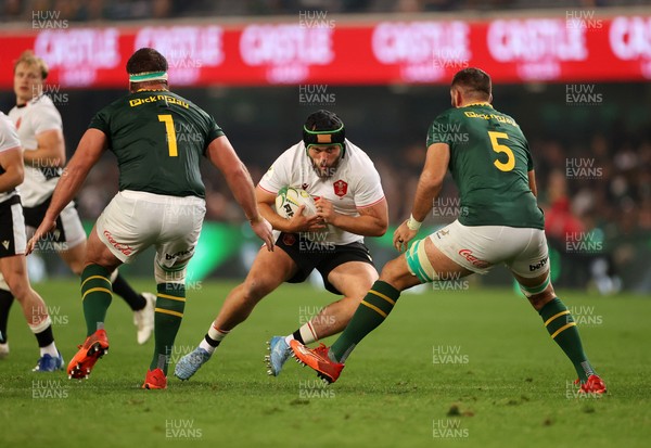 180726 - South Africa v Wales - Nations Championship - Nicky Smith of Wales is challenged by Ruben van Heerden of South Africa 