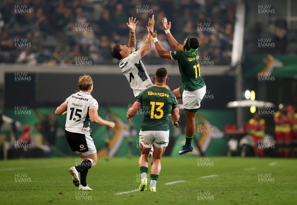 180726 - South Africa v Wales - Nations Championship - Louis Rees-Zammit of Wales and Kurt-Lee Arendse of South Africa go up for the ball