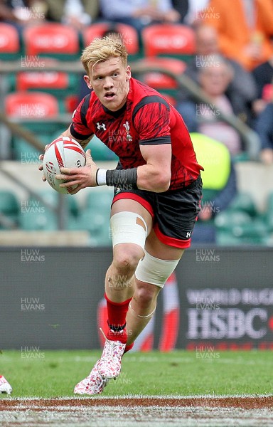 200617  - South Africa vs Wales - HSBC World Rugby Sevens Series - Sam Cross of Wales in action  