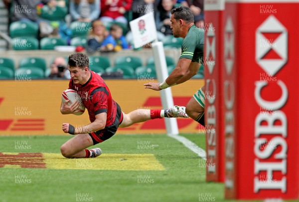 200617  - South Africa vs Wales - HSBC World Rugby Sevens Series - Owen Jenkins Dives over for Wales' 2nd try 