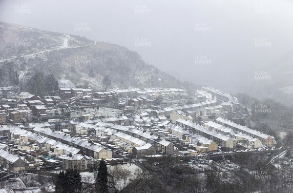 310121 - Picture shows the snow falling in the Rhondda town of Ferndale The area has experienced wide spread snowfall for the second weekend in a row