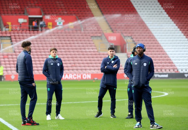 021223 - Southampton v Cardiff City - Sky Bet Championship - Cardiff players inspect the pitch