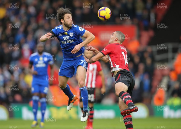 090219 - Southampton v Cardiff City, Premier League - Oriol Romeu of Southampton and Harry Arter of Cardiff City compete for the ball