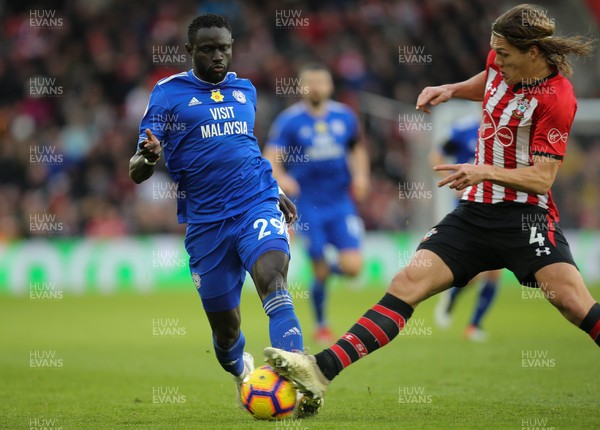 090219 - Southampton v Cardiff City, Premier League - Oumar Niasse of Cardiff City is tackled by Jannik Vestergaard of Southampton