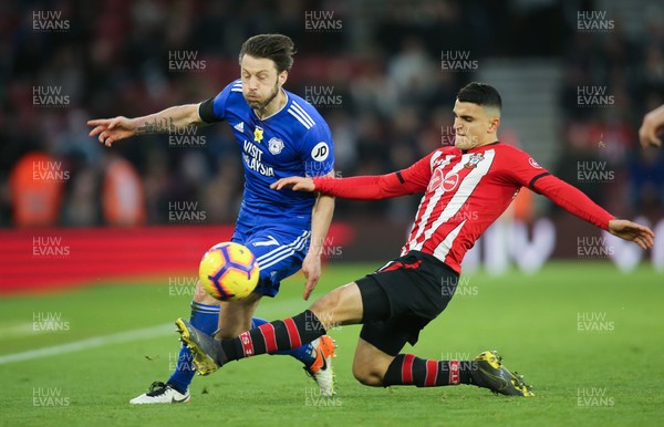 090219 - Southampton v Cardiff City, Premier League - Harry Arter of Cardiff City is tackled by Mohamed Elyounoussi of Southampton