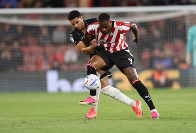 080926 - Southampton v Swansea City, EFL Sky Bet Championship - Ben Cabango of Swansea City and Cyle Larin of Southampton compete for the ball