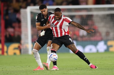 080926 - Southampton v Swansea City, EFL Sky Bet Championship - Ben Cabango of Swansea City and Cyle Larin of Southampton compete for the ball