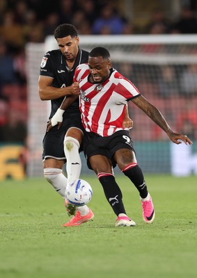 080926 - Southampton v Swansea City, EFL Sky Bet Championship - Ben Cabango of Swansea City and Cyle Larin of Southampton compete for the ball