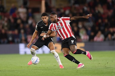 080926 - Southampton v Swansea City, EFL Sky Bet Championship - Ben Cabango of Swansea City and Cyle Larin of Southampton compete for the ball