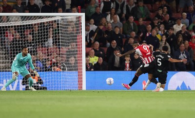 080926 - Southampton v Swansea City, EFL Sky Bet Championship - Cyle Larin of Southampton beats Swansea City goalkeeper Lawrence Vigouroux to score the second goal