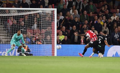 080926 - Southampton v Swansea City, EFL Sky Bet Championship - Cyle Larin of Southampton beats Swansea City goalkeeper Lawrence Vigouroux to score the second goal
