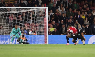 080926 - Southampton v Swansea City, EFL Sky Bet Championship - Cyle Larin of Southampton beats Swansea City goalkeeper Lawrence Vigouroux to score the second goal