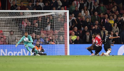080926 - Southampton v Swansea City, EFL Sky Bet Championship - Cyle Larin of Southampton beats Swansea City goalkeeper Lawrence Vigouroux to score the second goal