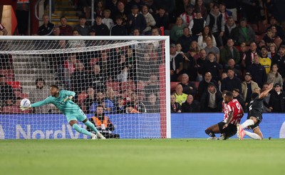 080926 - Southampton v Swansea City, EFL Sky Bet Championship - Cyle Larin of Southampton beats Swansea City goalkeeper Lawrence Vigouroux to score the second goal