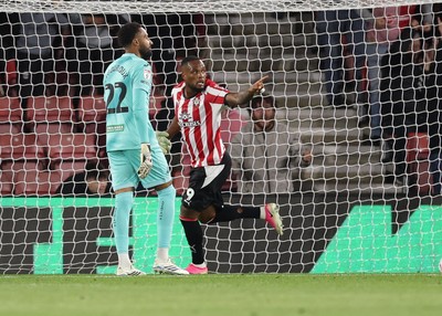080926 - Southampton v Swansea City, EFL Sky Bet Championship - Cyle Larin of Southampton beats Swansea City goalkeeper Lawrence Vigouroux to score the second goal